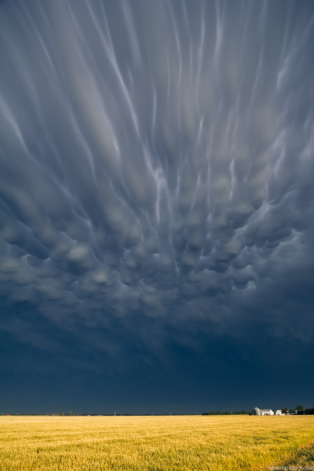Туча ужасный. Cumulonimbus Mammatus. Облака Mammatus. Необычные облака. Удивительные природные явления.